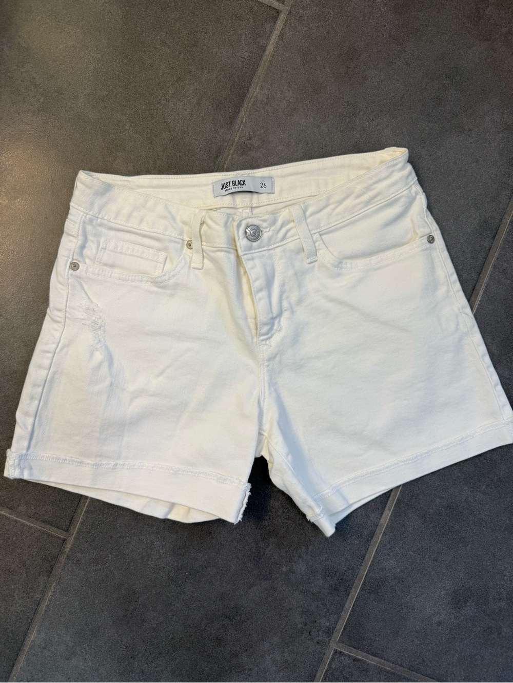 JUST BLACK Larinda Cuffed Denim
Short 2 White